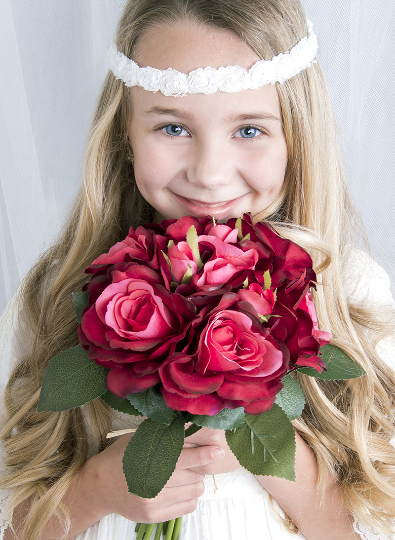 dulzura de niña con ramo de rosas