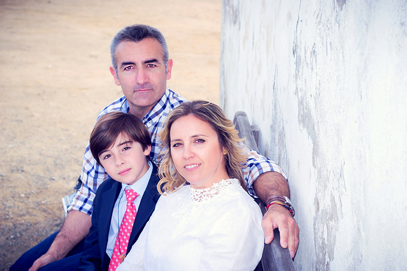 Juanma con sus padres en la foto de comunión